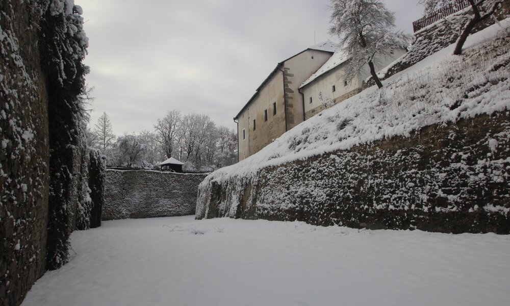 Zasněžený hradní příkop, správa hradu Nové Hrady